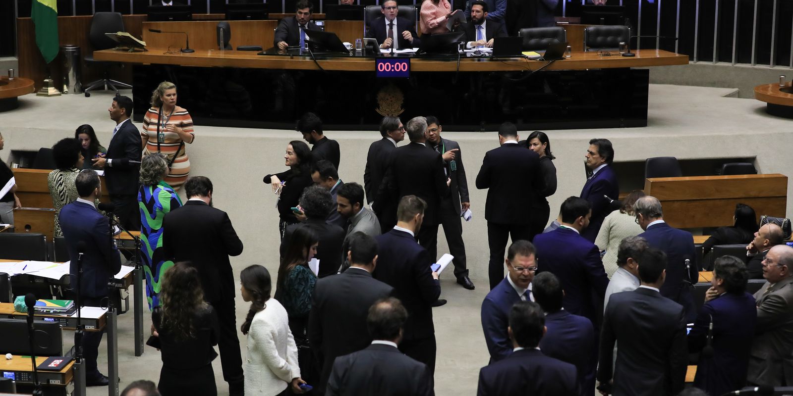 Plenário da Câmara derruba decreto de Lula sobre IOF Plenário da Câmara derruba decreto de Lula sobre IOF