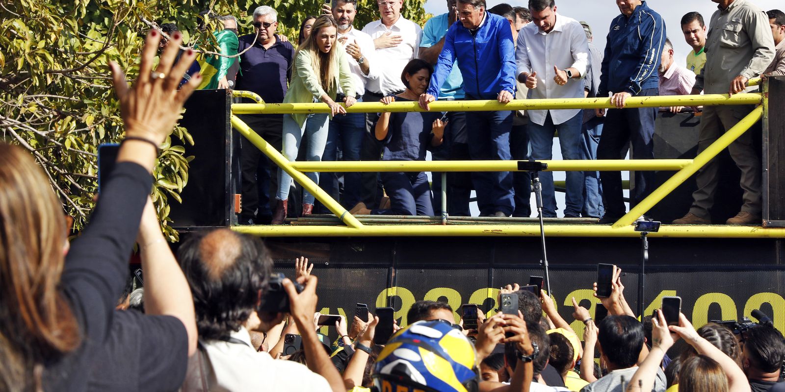 De tornozeleira, Bolsonaro participa de motociata em Brasília