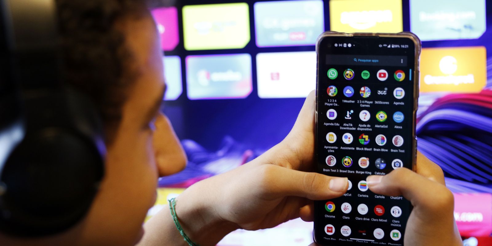 Câmara aprova projeto contra adultização de crianças nas redes sociais