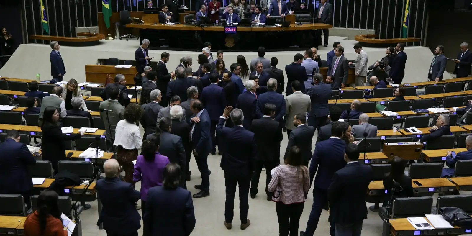 Projeto que pune quem impedir funcionamento da Câmara avança