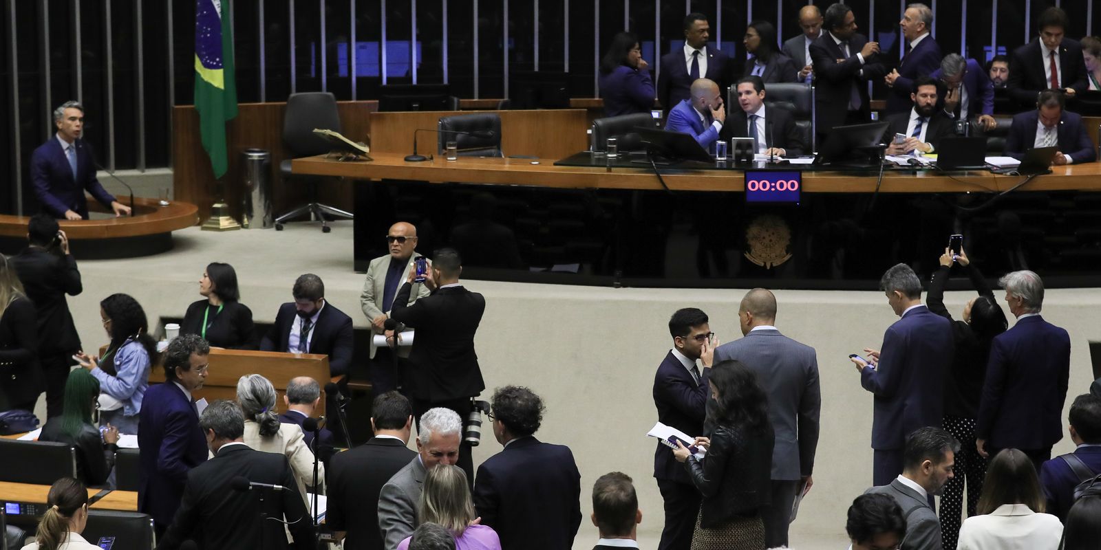 Aprovada urgência de PL que libera R$ 1,5 bi para Aprovada urgência de PL que libera R$ 1,5 bi para saúde e educação