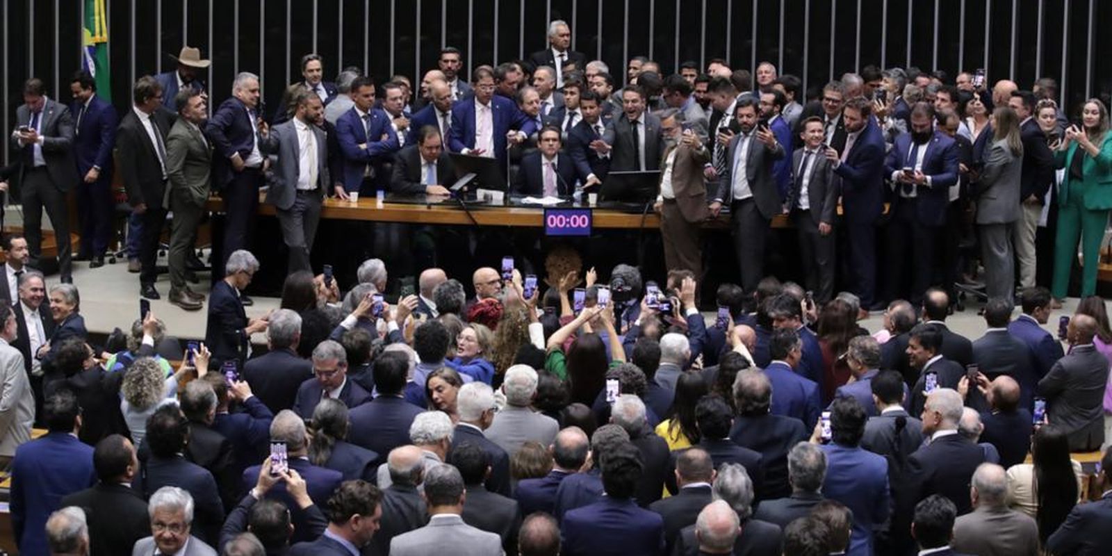 Corregedor da Câmara pede suspensão de 3 deputados envolvidos em motim