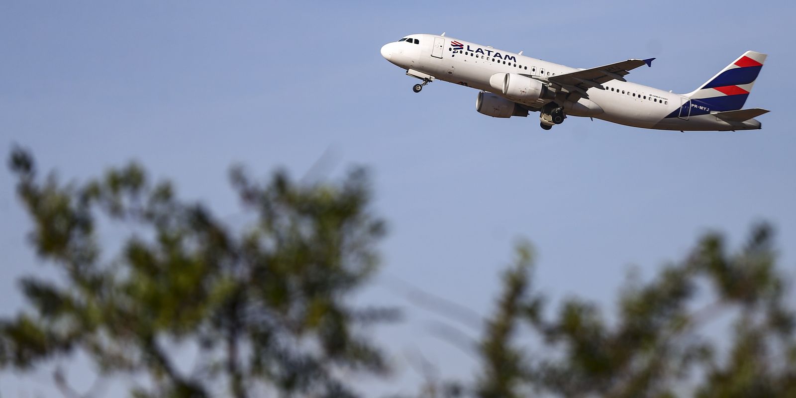 Latam anuncia compra de 24 aviões da Embraer Latam anuncia compra de 24 aviões da Embraer