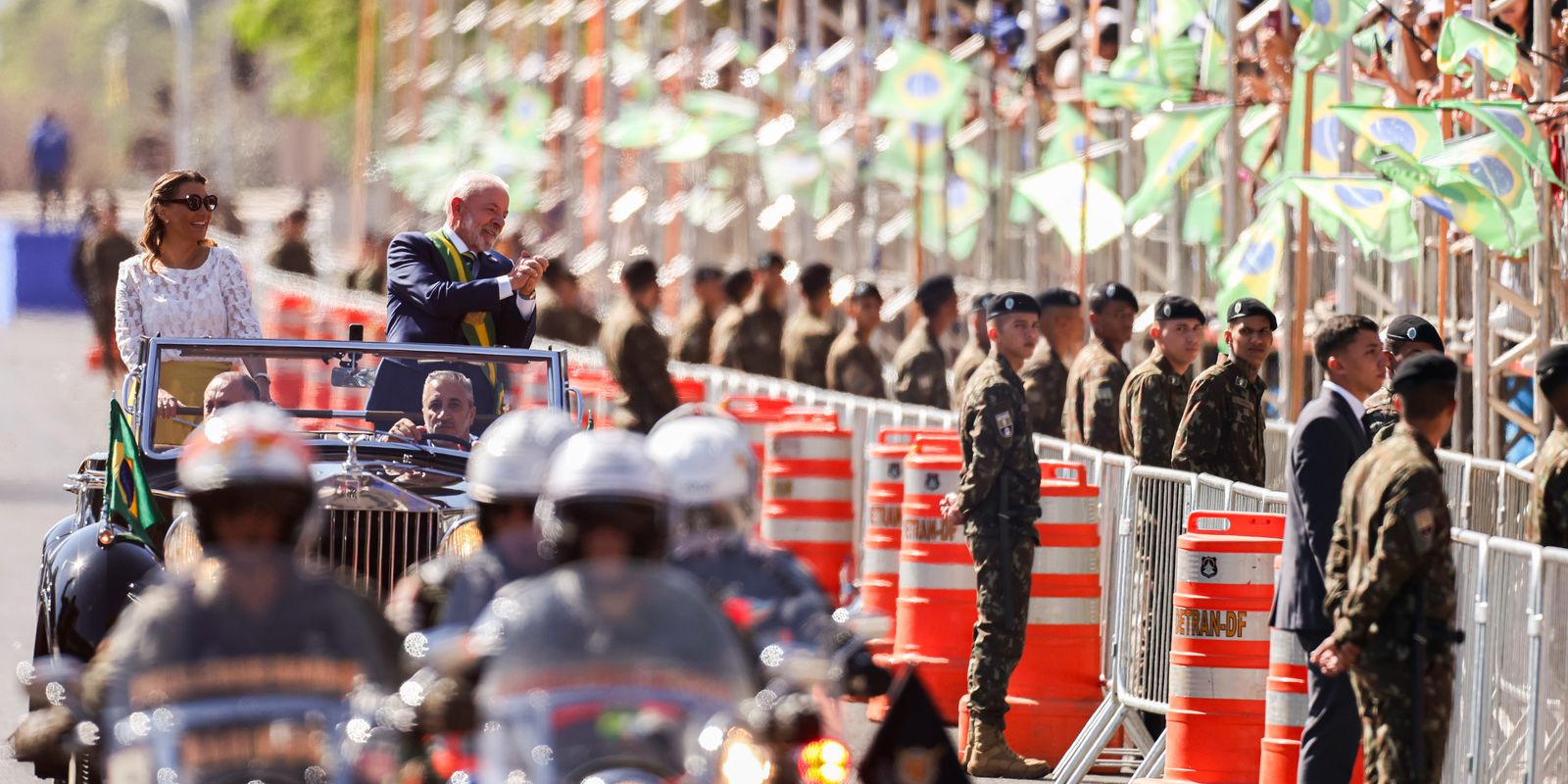 Lula e ministros acompanham desfile; público entoa 