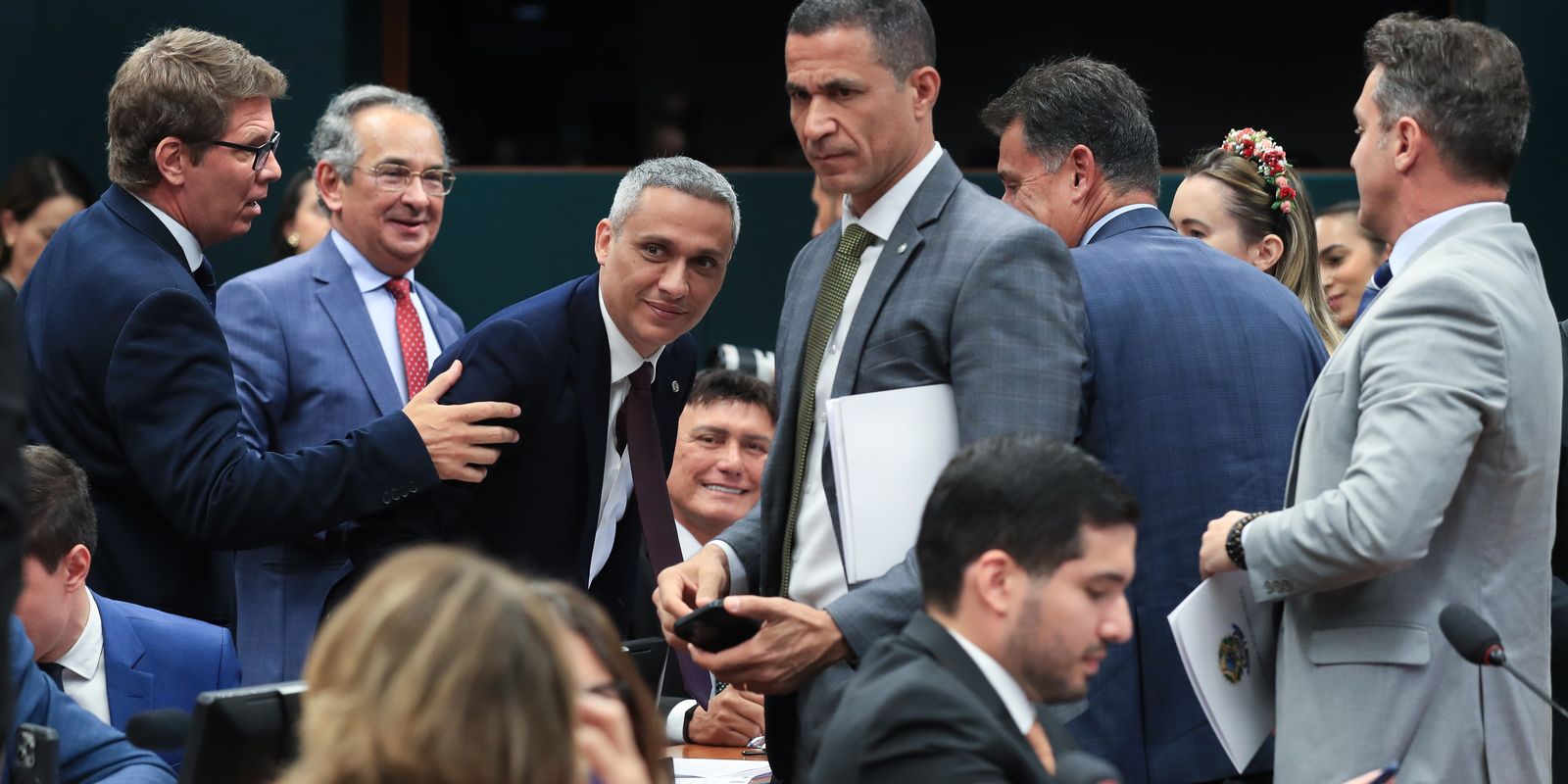 CCJ da Câmara suspende ação penal no STF contra deputado Gayer