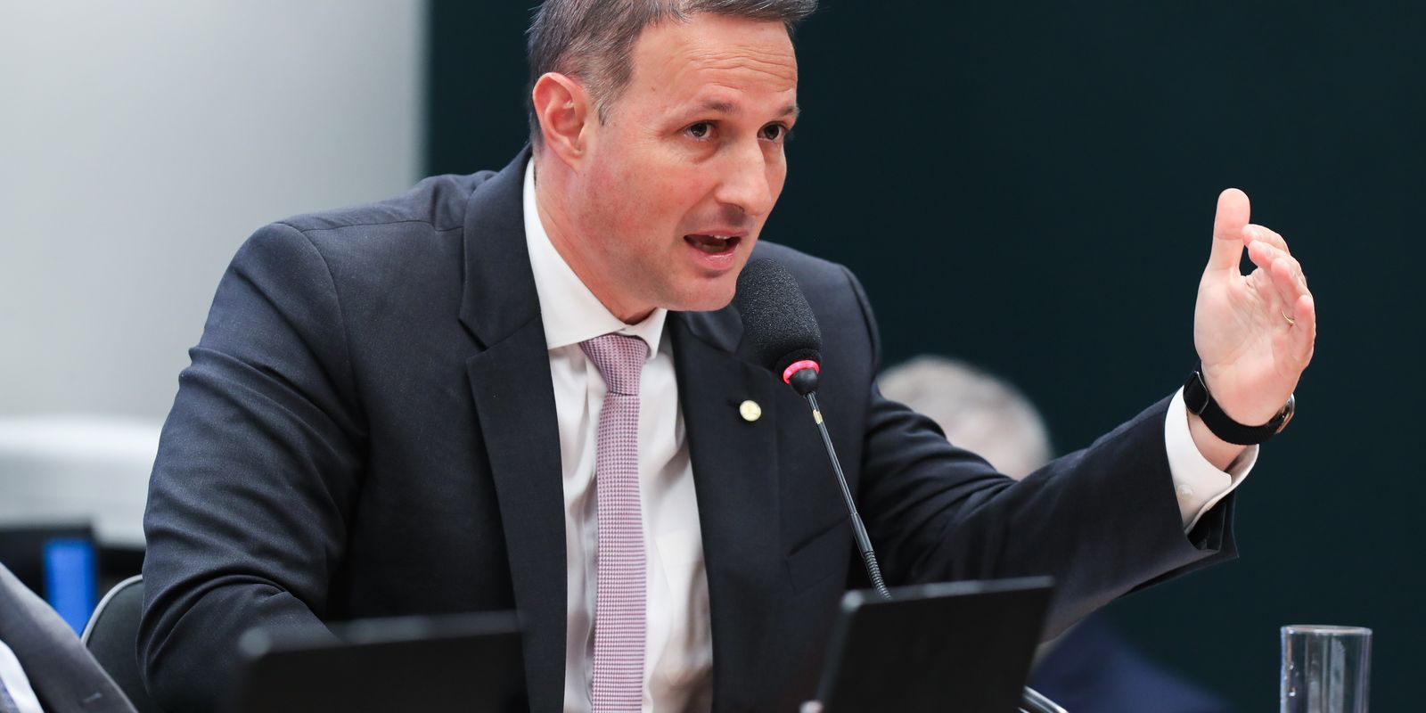 Derrite recua e diz que competências da PF serão mantidas em projeto