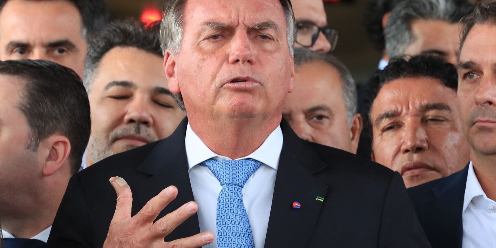 Termina cirurgia de Bolsonaro para bloquear nervo diafragma