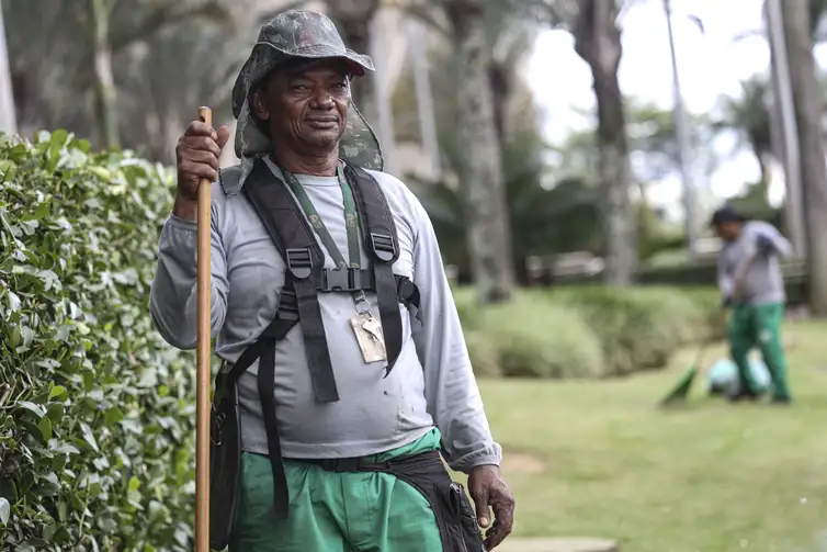 Brasília (DF), 30/01/2026 - O jardineiro Arnaldo Manoel Nunes fala sobre a isenção no Imposto de Renda para quem ganha até 5mil reais.Foto: Marcelo Camargo/Agência Brasil