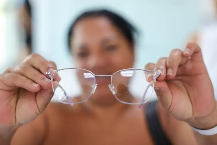 Agência Brasil Brasília, DF 21/03/2026 - Cristina Gonçalves escolhe seus óculos durante o primeiro mutirão do ano do Agora Tem Especialistas, exclusivo para as mulheres, no Hospital Universitário de Brasília (HUB) DF Foto: Fabio Rodrigues-Pozzebom/ Agência Brasil