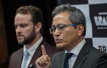 Rafa Neddermeyer/Agência Brasil 10/04/2026 - Brasília/DF - O ministro da Fazenda, Dario Durigan, anuncia a Cooperação Mútua entre a Receita Federal do Brasil (RFB) e o U.S. Customs and Border Protection (CBP), agência de fronteiras dos Estados Unidos, para o combate ao crime transnacional. Na foto o ministro da Fazenda, Dario Durigan (e), e o secretário especial da Receita Federal, Robinson Barreirinhas (d). Foto: Rafa Neddermeyer/Agência Brasil