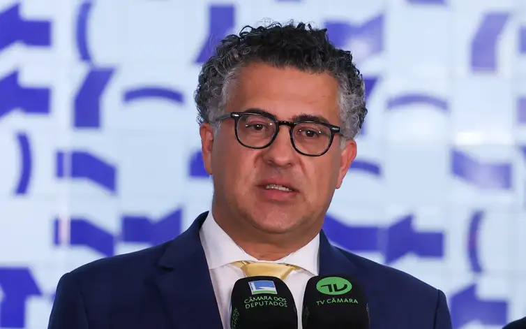 Brasília -DF- 28/04/2026 – PRESIDENTE DA CÂMARA DOS DEPUTADOS, DEPUTADO HUGO MOTTA APRESENTA O PRESIDENTE DA COMISSÃO ESPECIAL DA PEC 6X1. DEPUTADO ALENCAR SANTANADA E O RELATOR, DEPUTADO, LEO PRATES. DA PEC 6X1. Lula Marques/Agência Brasil.