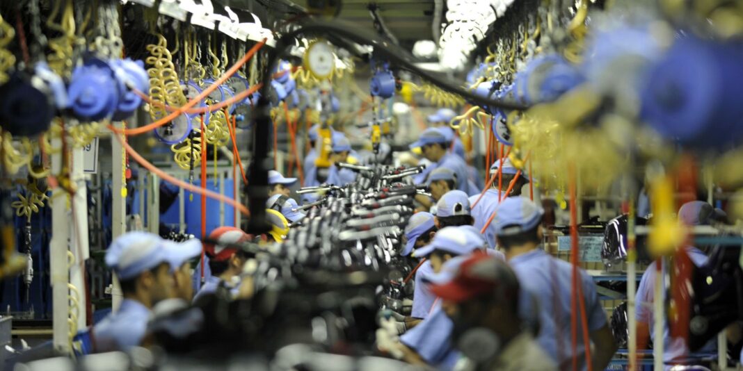 Parecer da 6x1 é adiado em meio à pressão para transição de 10 anos