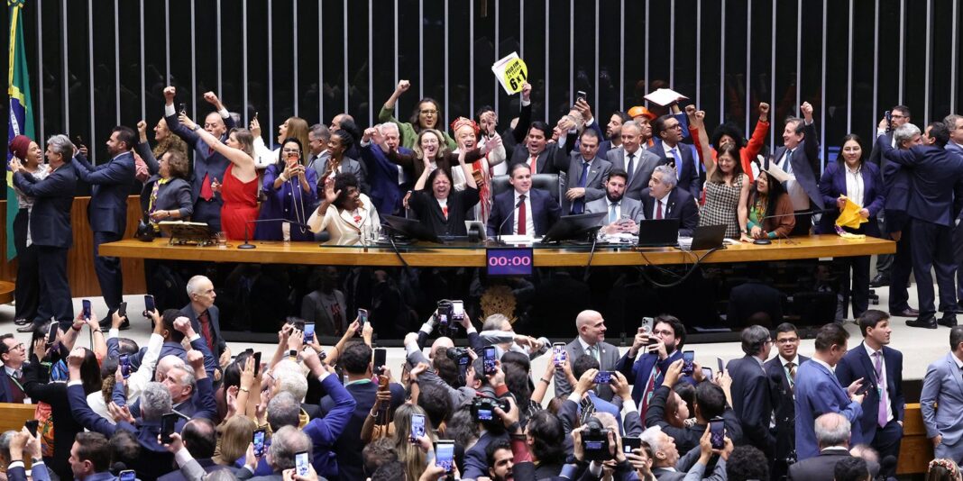 Saiba como votaram os deputados na PEC que acaba com a escala 6x1