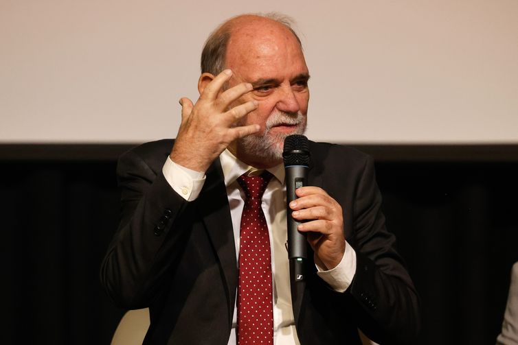 Tânia Rêgo/Agência Brasil Rio de Janeiro (RJ), 28/05/2026 - Roberto Gil, diretor-geral do INCA, fala durante evento promovido pelo Instituto Nacional de Câncer (INCA) no Dia Mundial sem Tabaco para alertar sobre as tentativas da indústria do tabaco de retardar a aplicação da Resolução da Agência Nacional de Vigilância Sanitária (Anvisa) de 2012 (RDC 14/2012), que proíbe o uso de aditivos de sabor e aroma em produtos de tabaco, no Teatro Assist, no centro da cidade. Foto: Tânia Rêgo/Agência Brasil