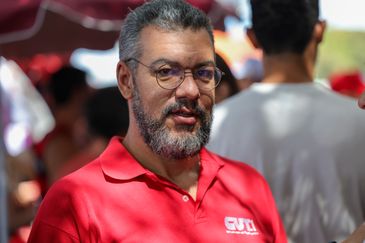 Fabio Rodrigues-Pozzebom/ Agência Brasil Brasília (DF) 01/05/2026 - Manifestação no Eixão Sul contra a escala 6x1 tem participação de populares e centrais sindicais. O presidente da CUT/Brasília, professor Rodrigo Rodrigues, fala com a Agência Brasil. Foto: Fabio Rodrigues-Pozzebom/ Agência Brasil