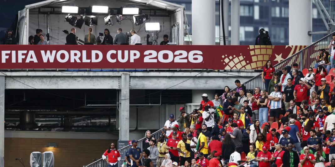 Paixão pelo futebol expõe população à publicidade de bets, alerta Idec