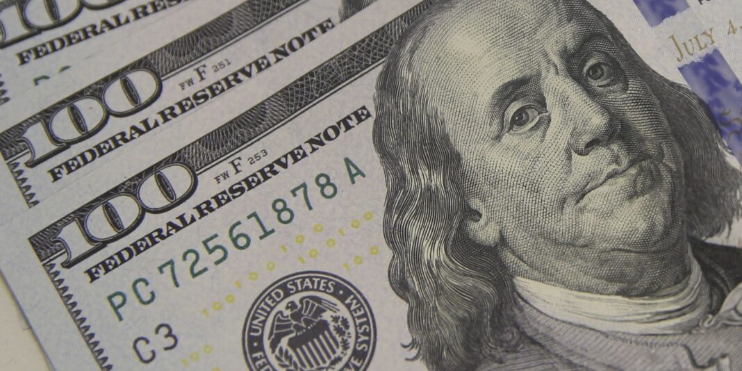 Dólar cai ao menor nível em quase dois meses, com alívio externo