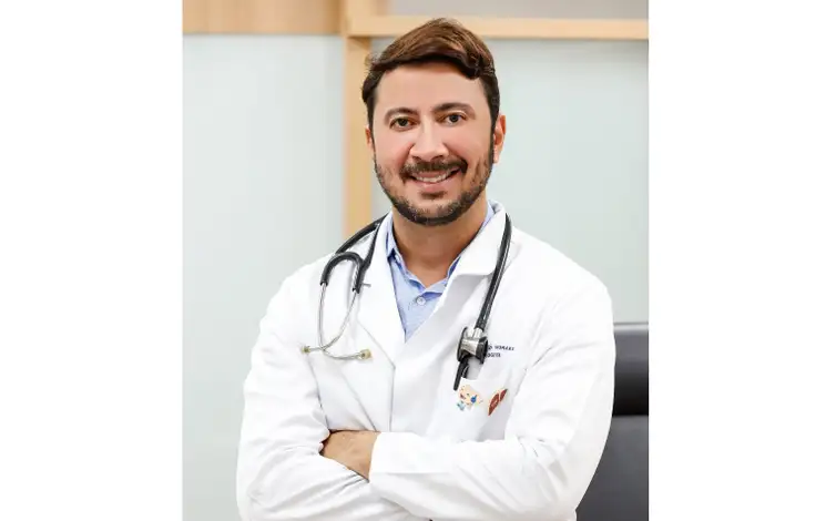 Sociedade Brasileira de Hepatologia (SBH)/Divulgação 27/07/2026 - Dr. Adriano Moraes é hepatologista, doutor em Hepatologia pela Universidade de São Paulo; diretor da Sociedade Brasileira de Hepatologia (SBH) e da Federação Brasileira de Gastroenterologia (FBG), coordenador do programa de Residência em clínica médica do Hospital Santa Lúcia Sul , de Brasília-DF . O mês de julho marca a campanha “Julho Amarelo”, destinada a promover conscientização da população sobre a prevenção, diagnóstico e tratamento das hepatites virais.
A hepatite é uma inflamação que agride o fígado, e pode ser causada principalmente por vírus, pelo uso de alguns medicamentos, álcool em excesso e outras drogas. Foto: Sociedade Brasileira de Hepatologia (SBH)/Divulgação