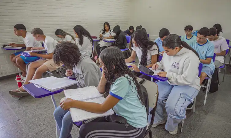Brasília (DF), 25/06/2026 – Alunos do ensino médio do CED 16, na Ceilândia, aproveitam o segundo semestre letivo para intensificar a preparação em sala de aula visando o Exame Nacional do Ensino Médio (Enem), vestibulares, Programa de Avaliação Seriada (PAS/UnB) e outros processos seletivos de ingresso no ensino superior
Foto: Rafa Neddermeyer/Agência Brasil