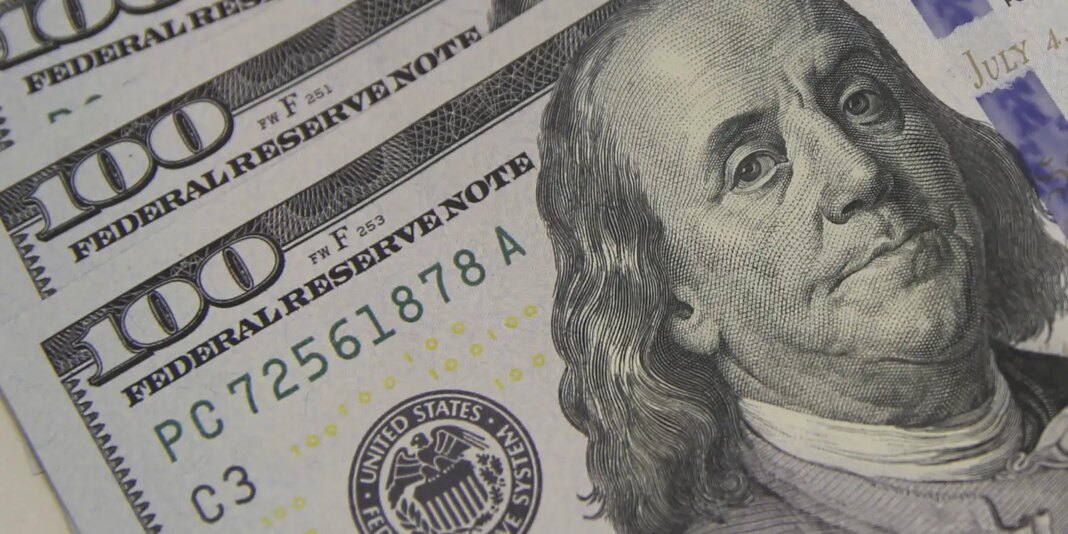 Dólar cai a R$ 5,08 e atinge menor valor em um mês