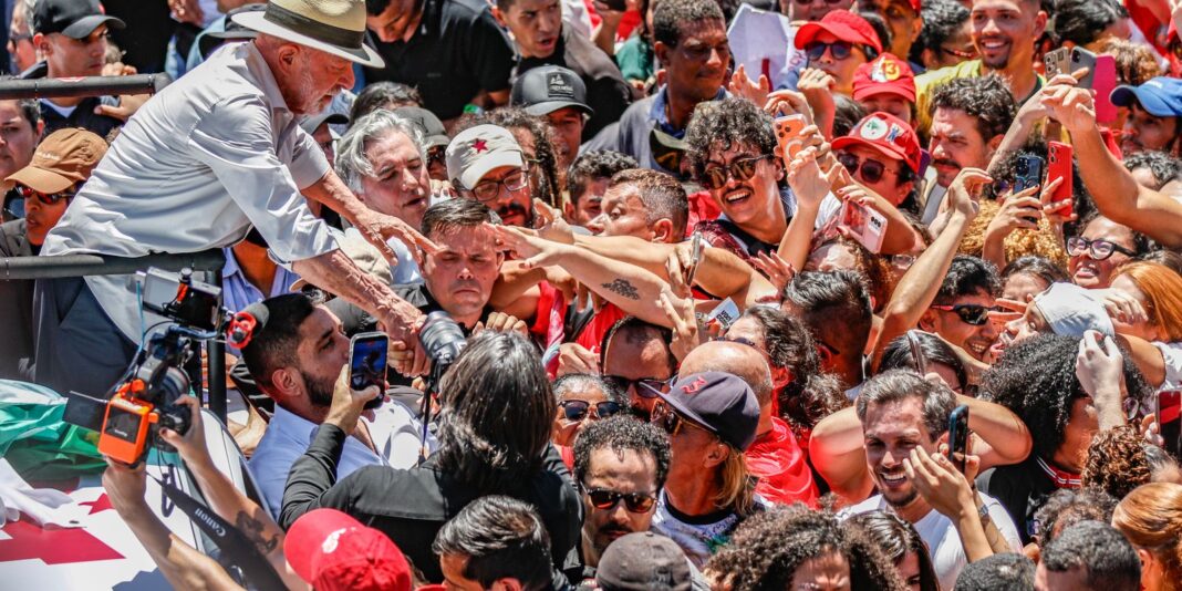 Brasil não será governado por sócios do Banco Master, diz Lula em ato